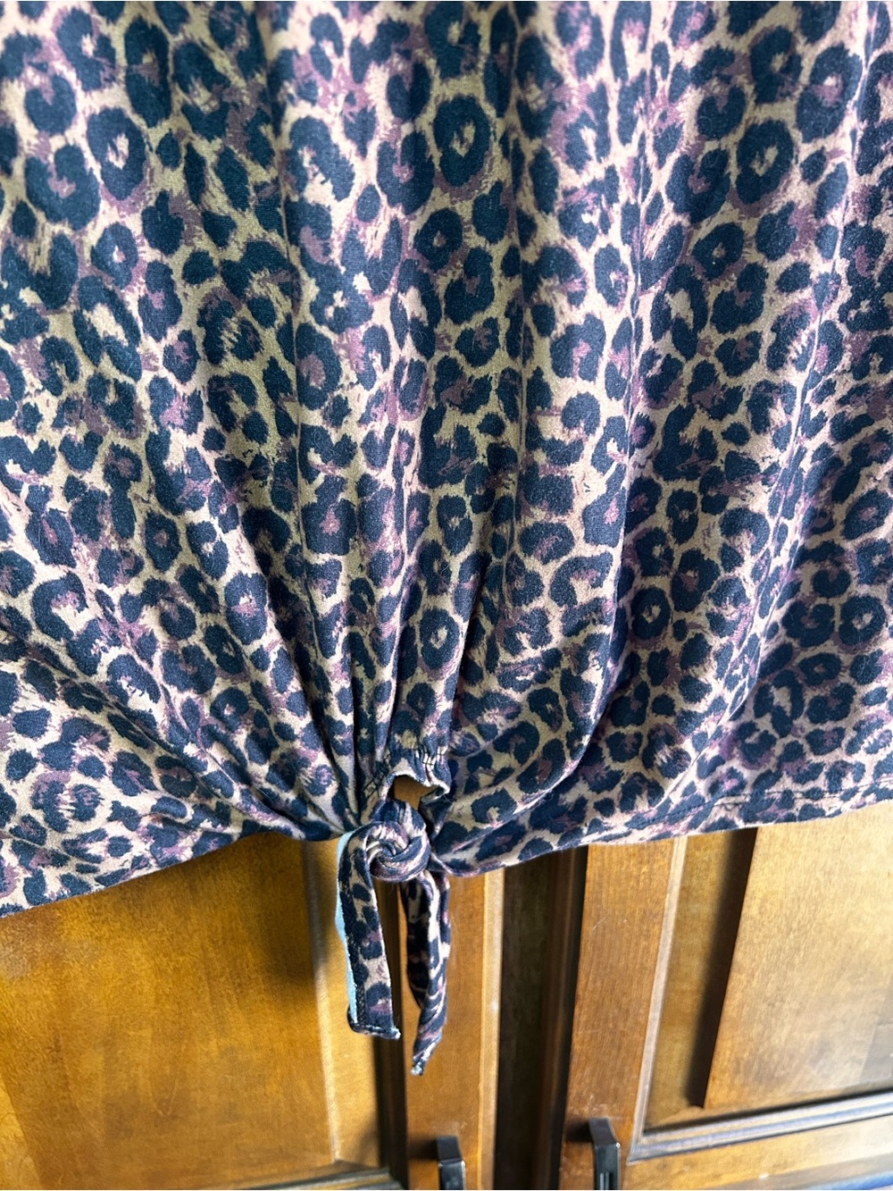 🌸Mia Terra tie-front top features a brown and black leopard print pattern 2x - Picture 4 of 5